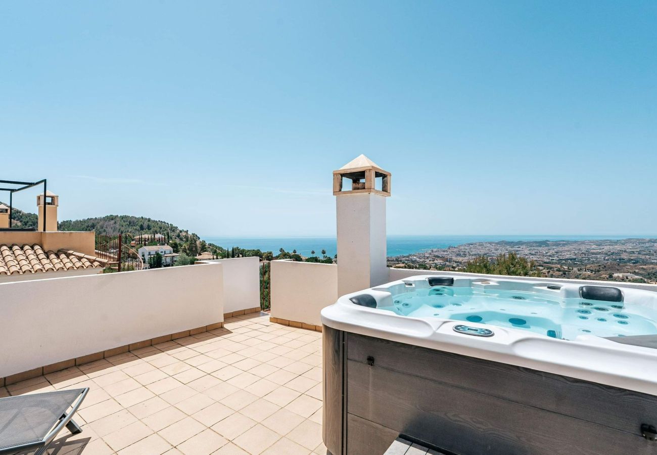 Byhus i Malaga - Nyrenoveret rækkehus med havudsigt og jacuzzi