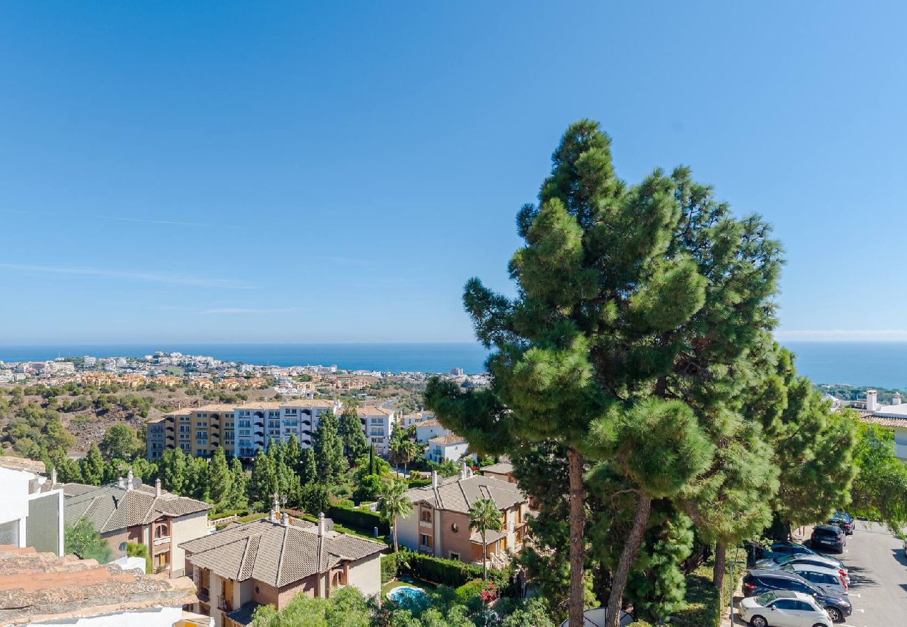 Apartamento en Mijas Costa - Disfruta la vista al mar! Paseo a Restaurantes, Padel y Gym