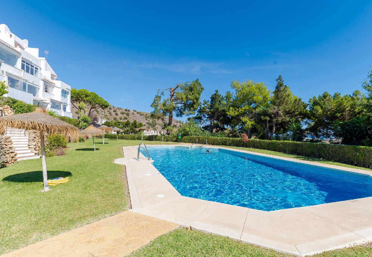 Apartamento en Mijas Costa - Disfruta la vista al mar! Paseo a Restaurantes, Padel y Gym