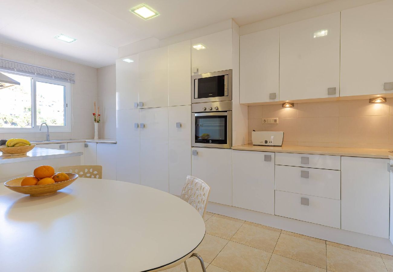 Apartamento en Mijas Costa - Disfruta la vista al mar! Paseo a Restaurantes, Padel y Gym