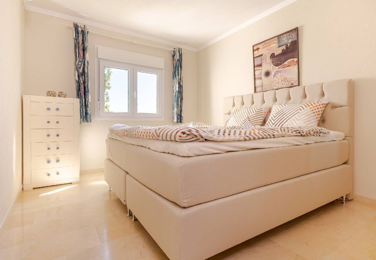 Apartamento en Mijas Costa - Disfruta la vista al mar! Paseo a Restaurantes, Padel y Gym