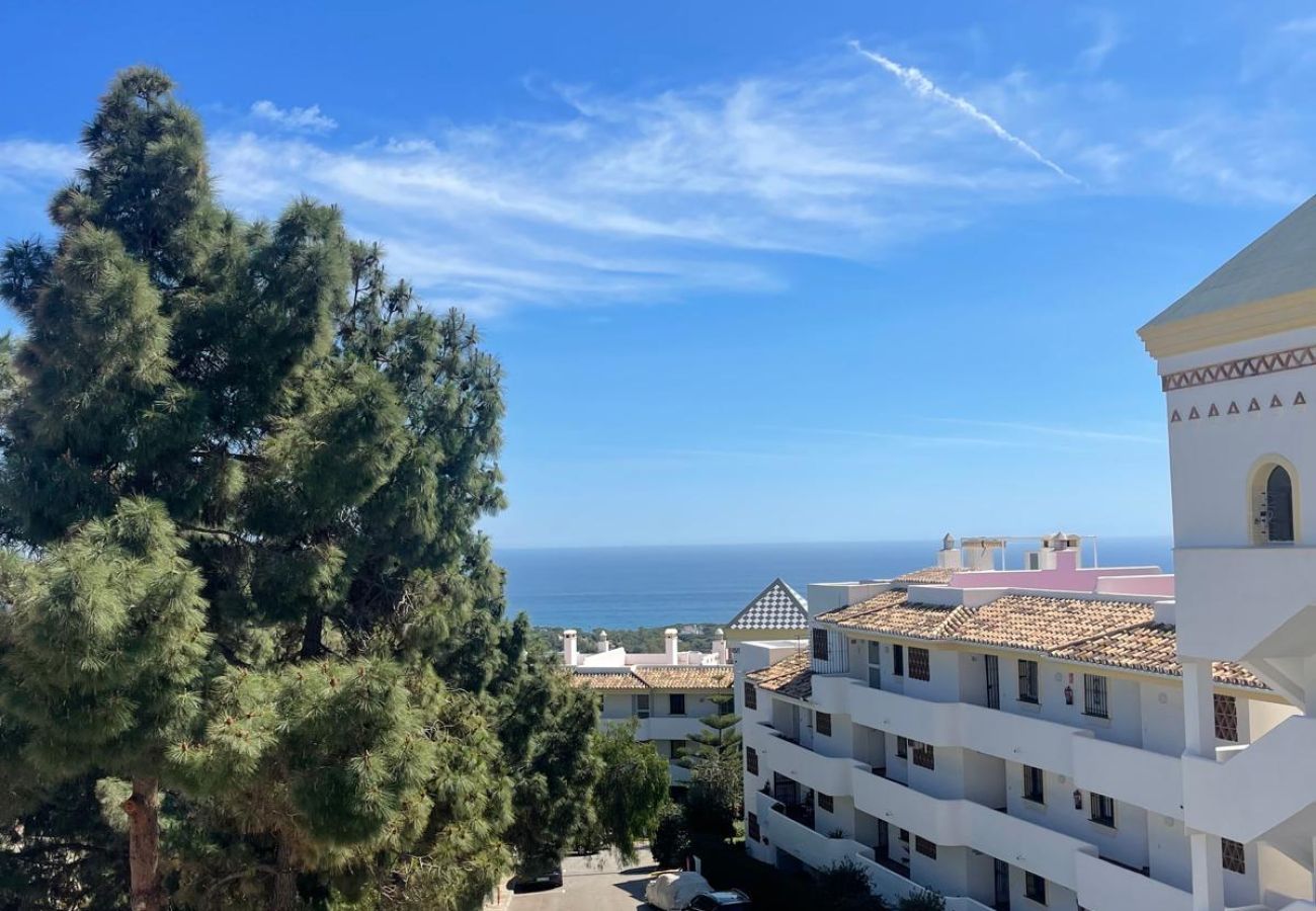 Apartamento en Mijas Costa - Disfruta la vista al mar! Paseo a Restaurantes, Padel y Gym