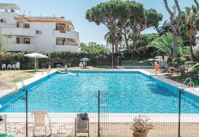 Apartamento en Mijas Costa - ¡Ubicación perfecta! Fácil acceso a pie a la playa, restaurantes, minimercado, gimnasio y pádel