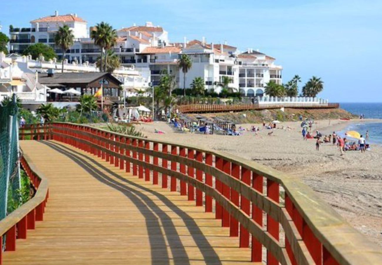 Apartamento en Mijas Costa - ¡Ubicación perfecta! Fácil acceso a pie a la playa, restaurantes, minimercado, gimnasio y pádel