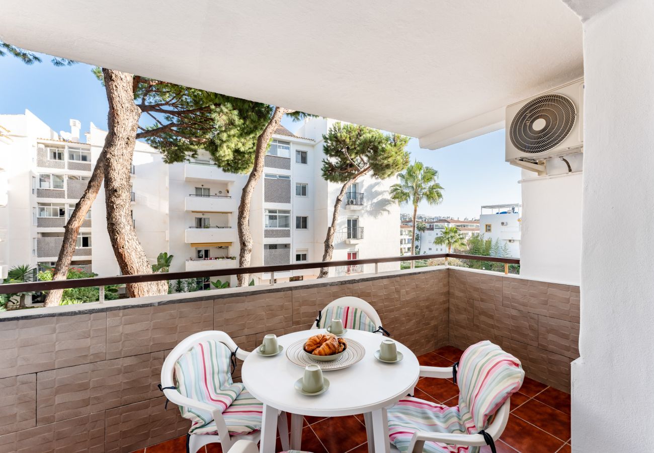 Apartamento en Mijas Costa - ¡Ubicación perfecta! Fácil acceso a pie a la playa, restaurantes, minimercado, gimnasio y pádel