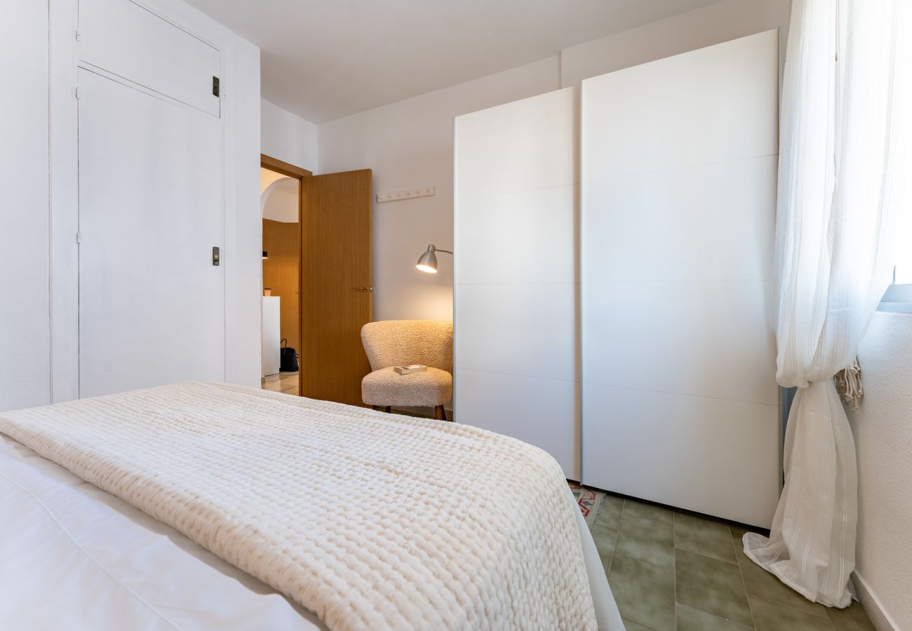 Apartamento en Mijas Costa - ¡Ubicación perfecta! Fácil acceso a pie a la playa, restaurantes, minimercado, gimnasio y pádel