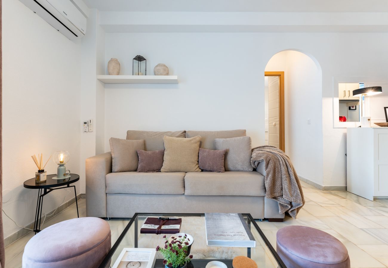 Apartamento en Mijas Costa - ¡Ubicación perfecta! Fácil acceso a pie a la playa, restaurantes, minimercado, gimnasio y pádel