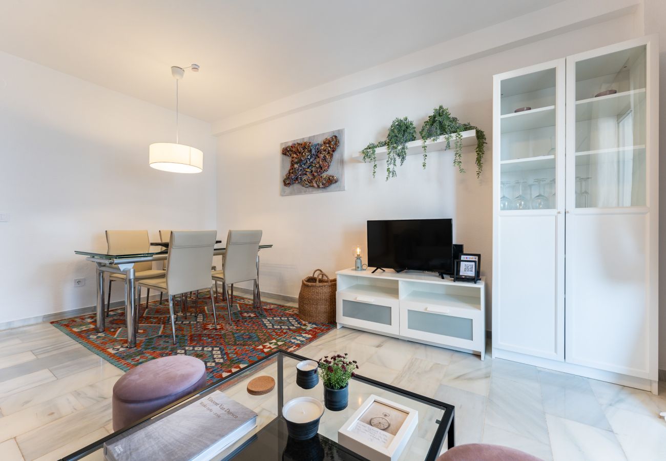 Apartamento en Mijas Costa - ¡Ubicación perfecta! Fácil acceso a pie a la playa, restaurantes, minimercado, gimnasio y pádel