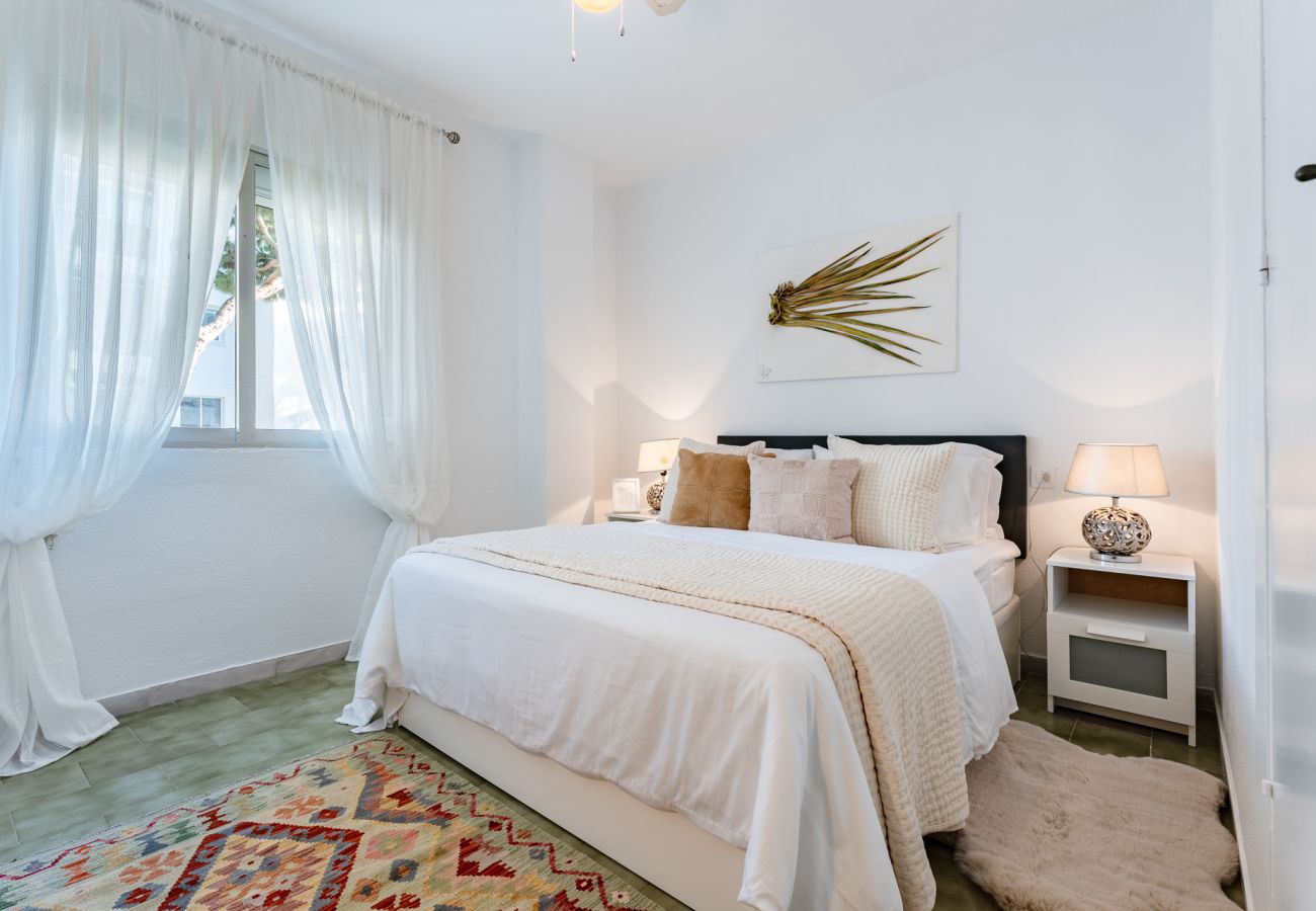 Apartamento en Mijas Costa - ¡Ubicación perfecta! Fácil acceso a pie a la playa, restaurantes, minimercado, gimnasio y pádel