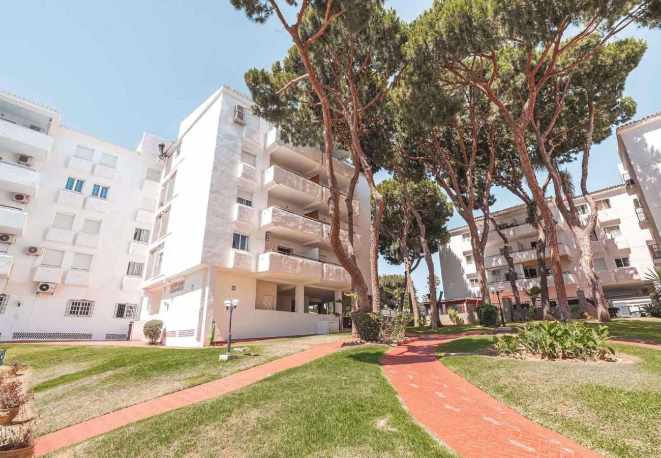 Apartamento en Mijas Costa - ¡Ubicación perfecta! Fácil acceso a pie a la playa, restaurantes, minimercado, gimnasio y pádel