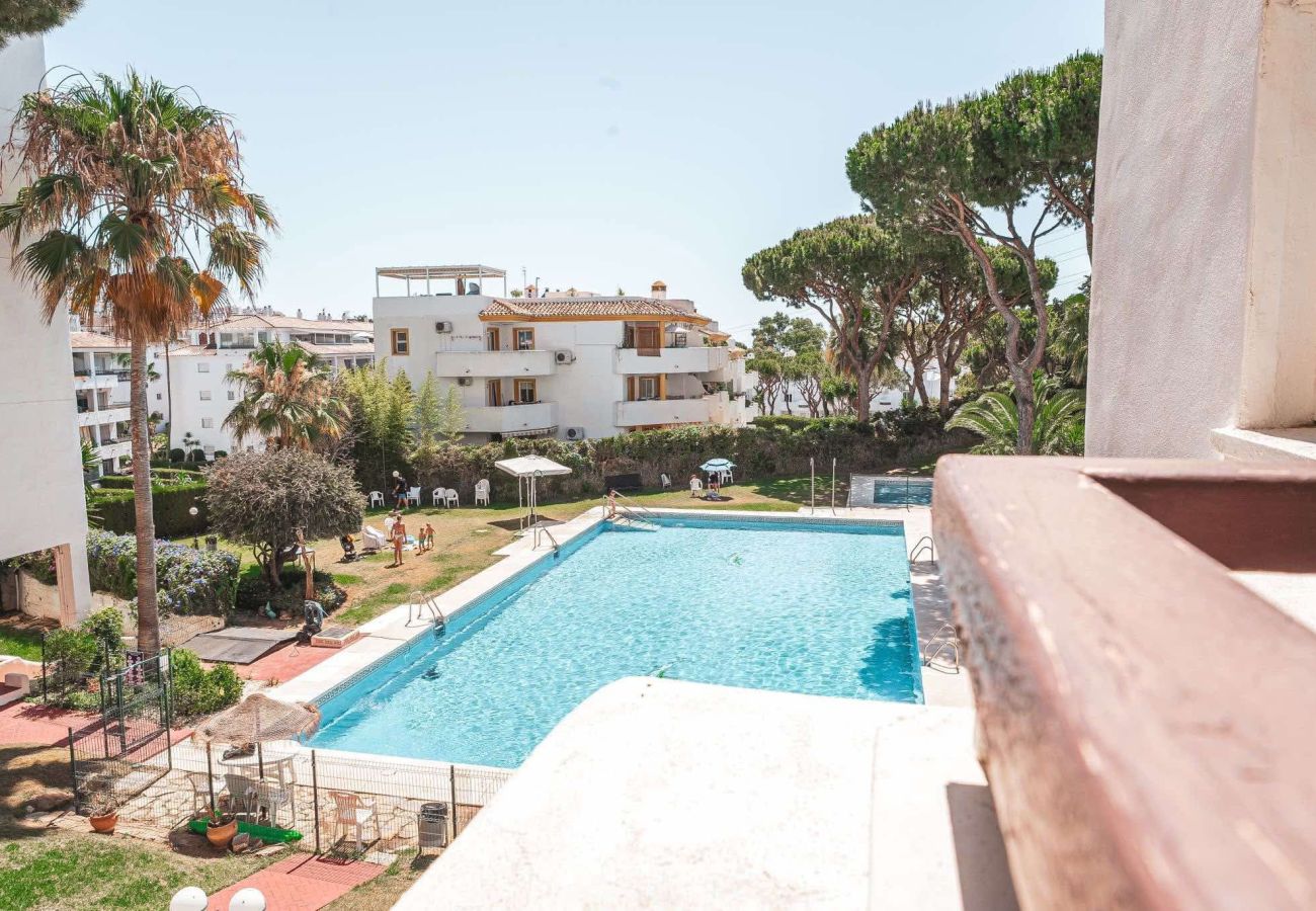 Apartamento en Mijas Costa - ¡Ubicación perfecta! Fácil acceso a pie a la playa, restaurantes, minimercado, gimnasio y pádel