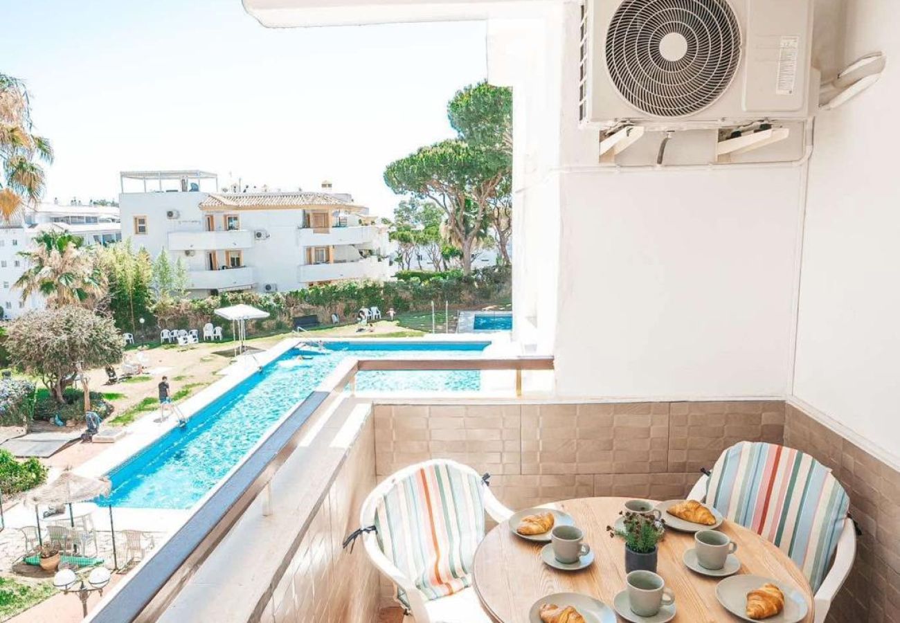 Apartamento en Mijas Costa - ¡Ubicación perfecta! Fácil acceso a pie a la playa, restaurantes, minimercado, gimnasio y pádel