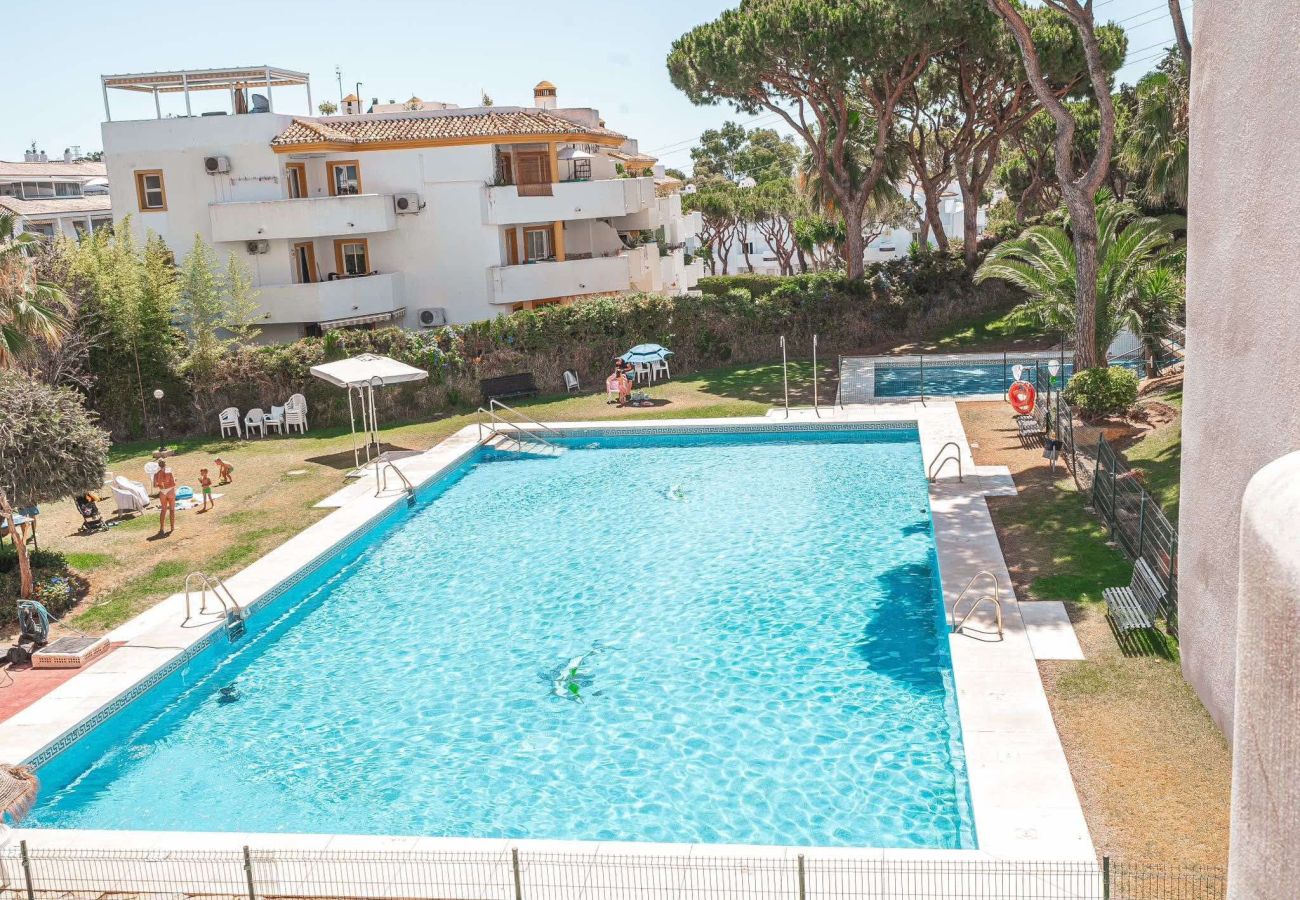 Apartamento en Mijas Costa - ¡Ubicación perfecta! Fácil acceso a pie a la playa, restaurantes, minimercado, gimnasio y pádel