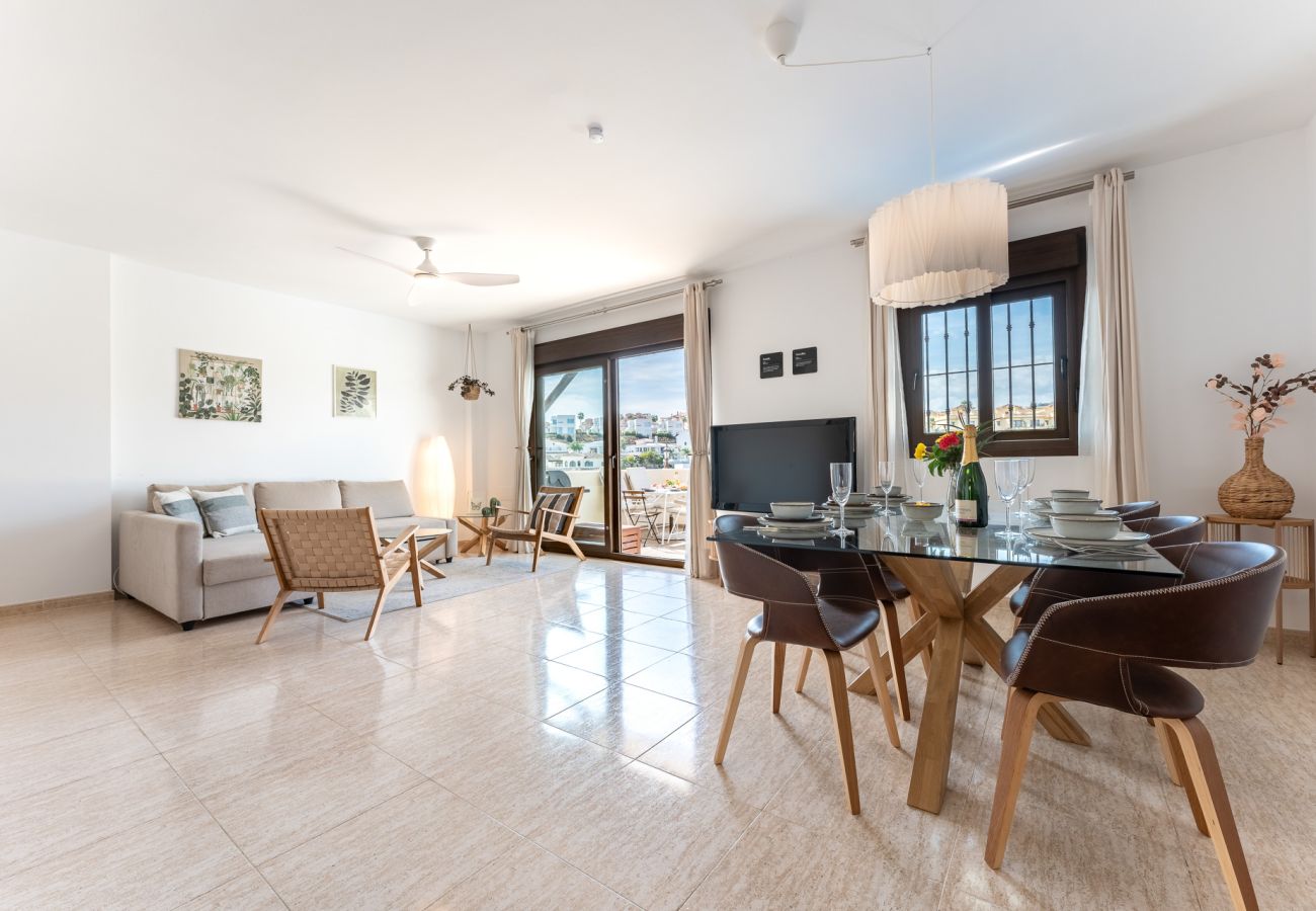 Villa en Mijas Costa - Villa moderna con piscina privada. Cerca de la playa, restaurantes y tiendas