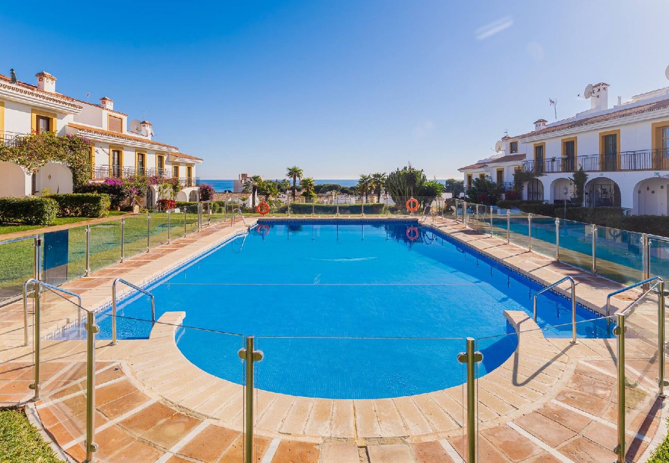 Casa adosada en Calahonda - Camine fácil a playa, tiendas, restaurantes, bar y gimnasio