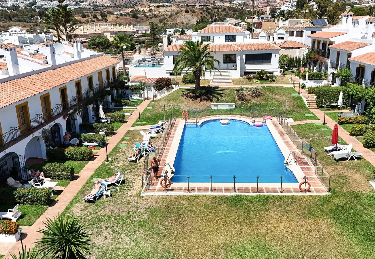 Casa adosada en Calahonda - Camine fácil a playa, tiendas, restaurantes, ciudad y gym