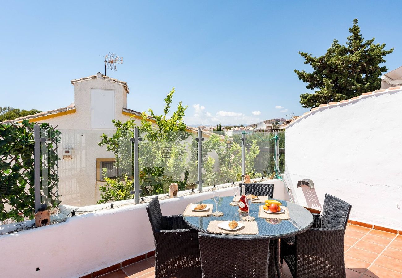 Casa adosada en Calahonda - Camine fácil a playa, tiendas, restaurantes, ciudad y gym