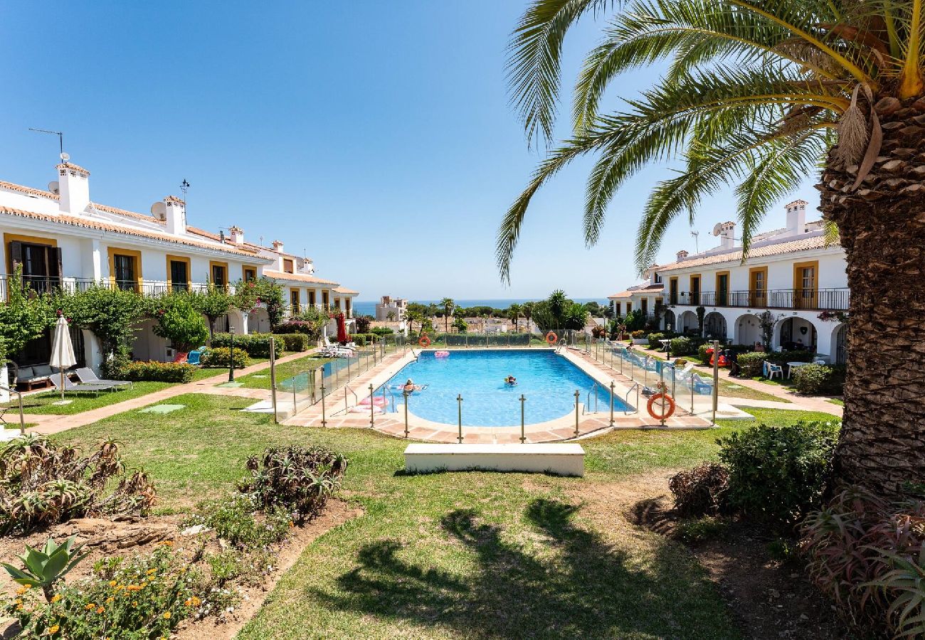 Casa adosada en Calahonda - Camine fácil a playa, tiendas, restaurantes, ciudad y gym