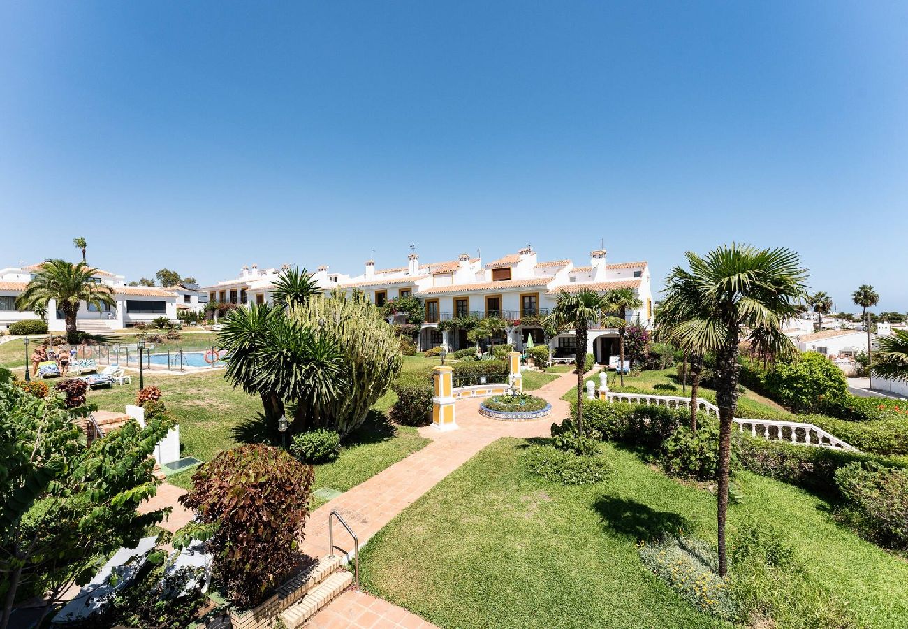 Casa adosada en Calahonda - Camine fácil a playa, tiendas, restaurantes, ciudad y gym