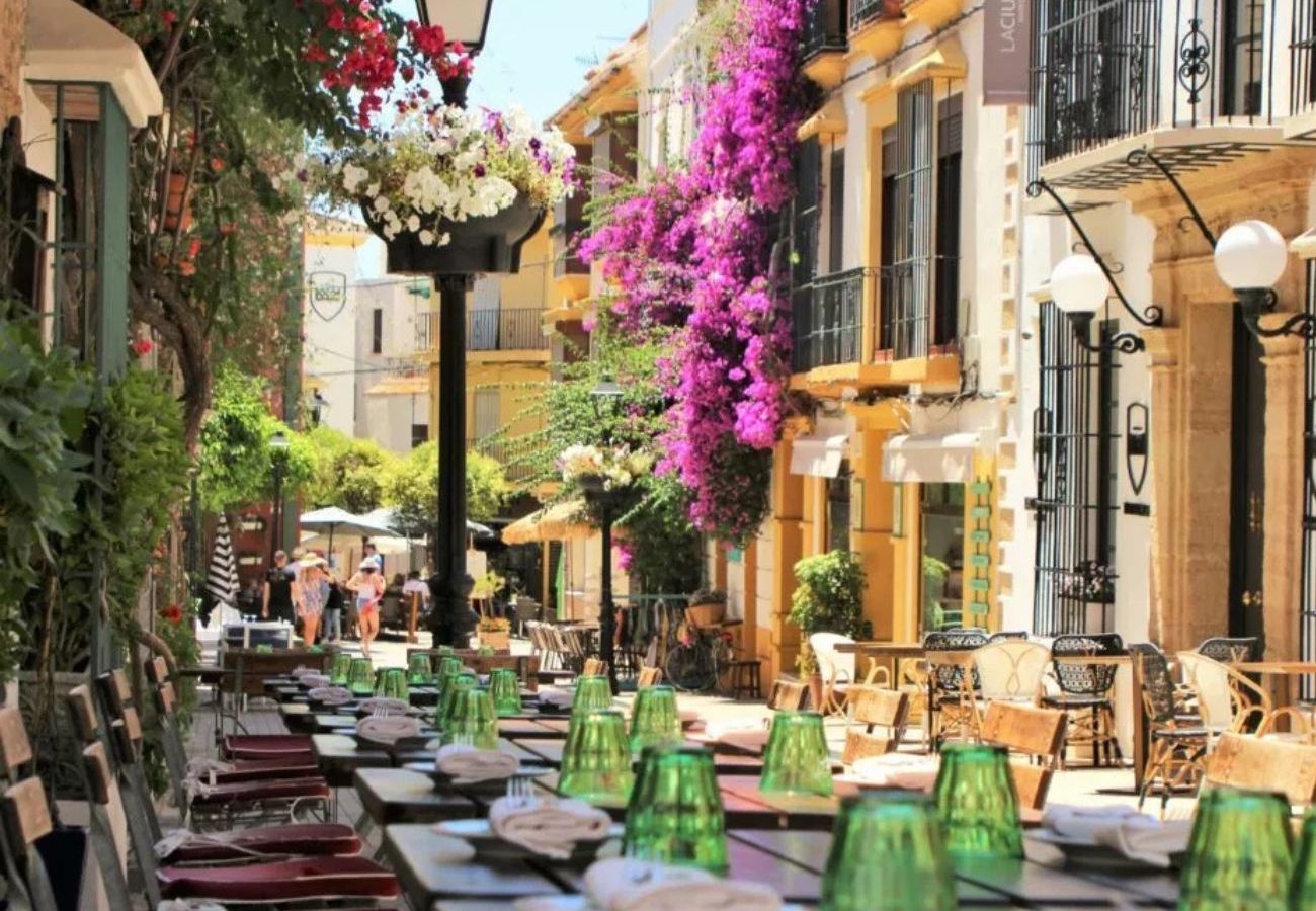 Casa adosada en Calahonda - Camine fácil a playa, tiendas, restaurantes, ciudad y gym