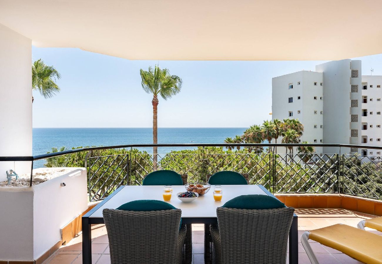 Apartamento en Mijas Costa - Elegante apartamento en primera línea de playa, gran piscina y snack bar