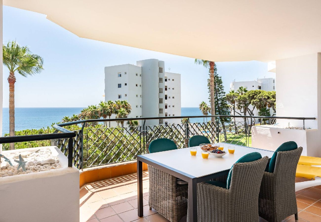 Apartamento en Mijas Costa - Elegante apartamento en primera línea de playa, gran piscina y snack bar