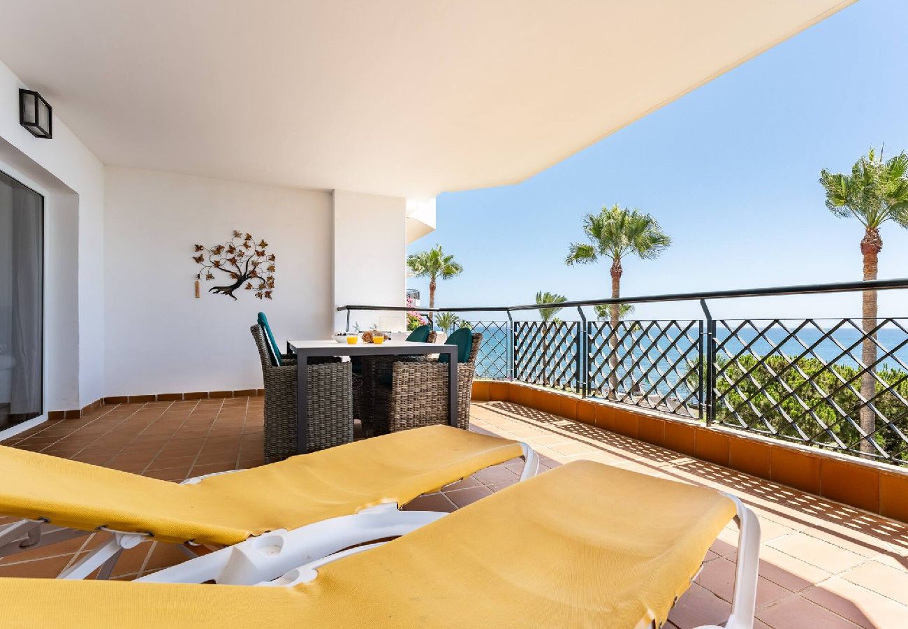 Apartamento en Mijas Costa - Elegante apartamento en primera línea de playa, gran piscina y snack bar