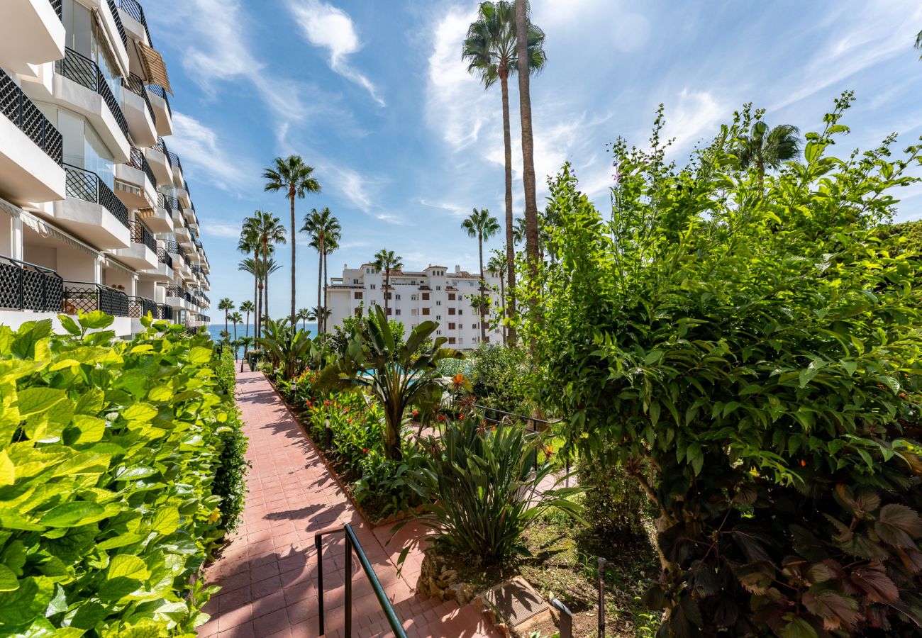 Apartamento en Mijas Costa - Elegante apartamento en primera línea de playa, gran piscina y snack bar