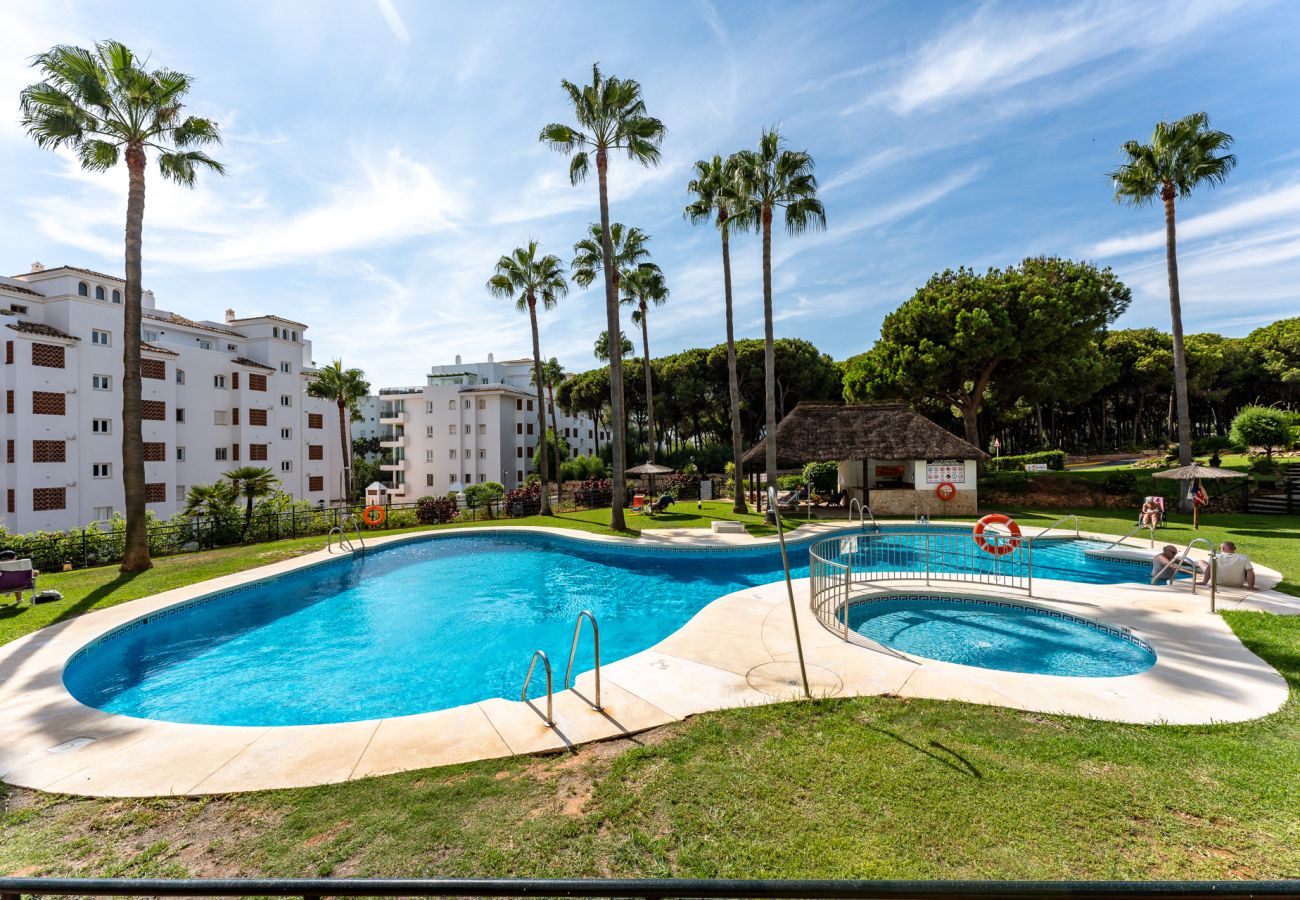 Apartamento en Mijas Costa - Elegante apartamento en primera línea de playa, gran piscina y snack bar