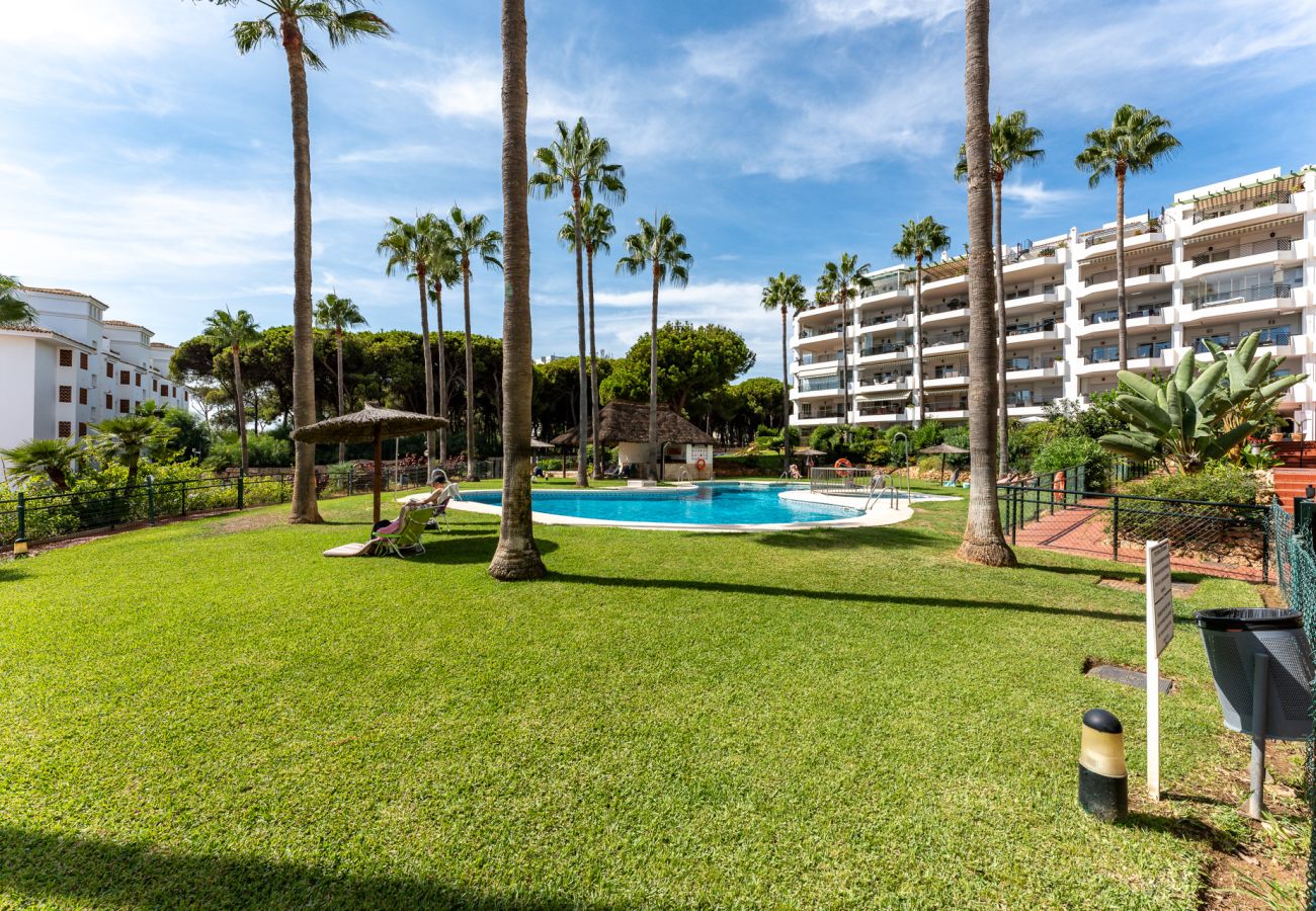 Apartamento en Mijas Costa - Elegante apartamento en primera línea de playa, gran piscina y snack bar