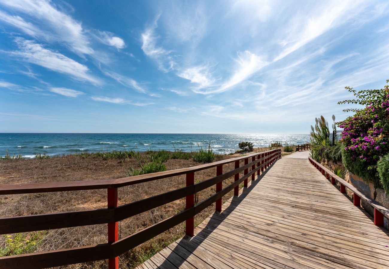 Apartamento en Mijas Costa - Elegante apartamento en primera línea de playa, gran piscina y snack bar