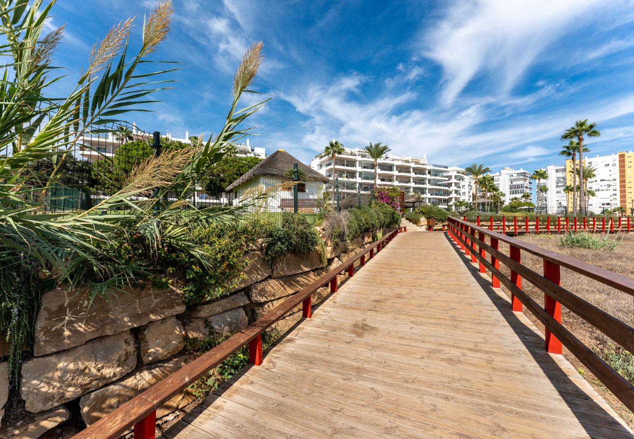 Apartamento en Mijas Costa - Elegante apartamento en primera línea de playa, gran piscina y snack bar