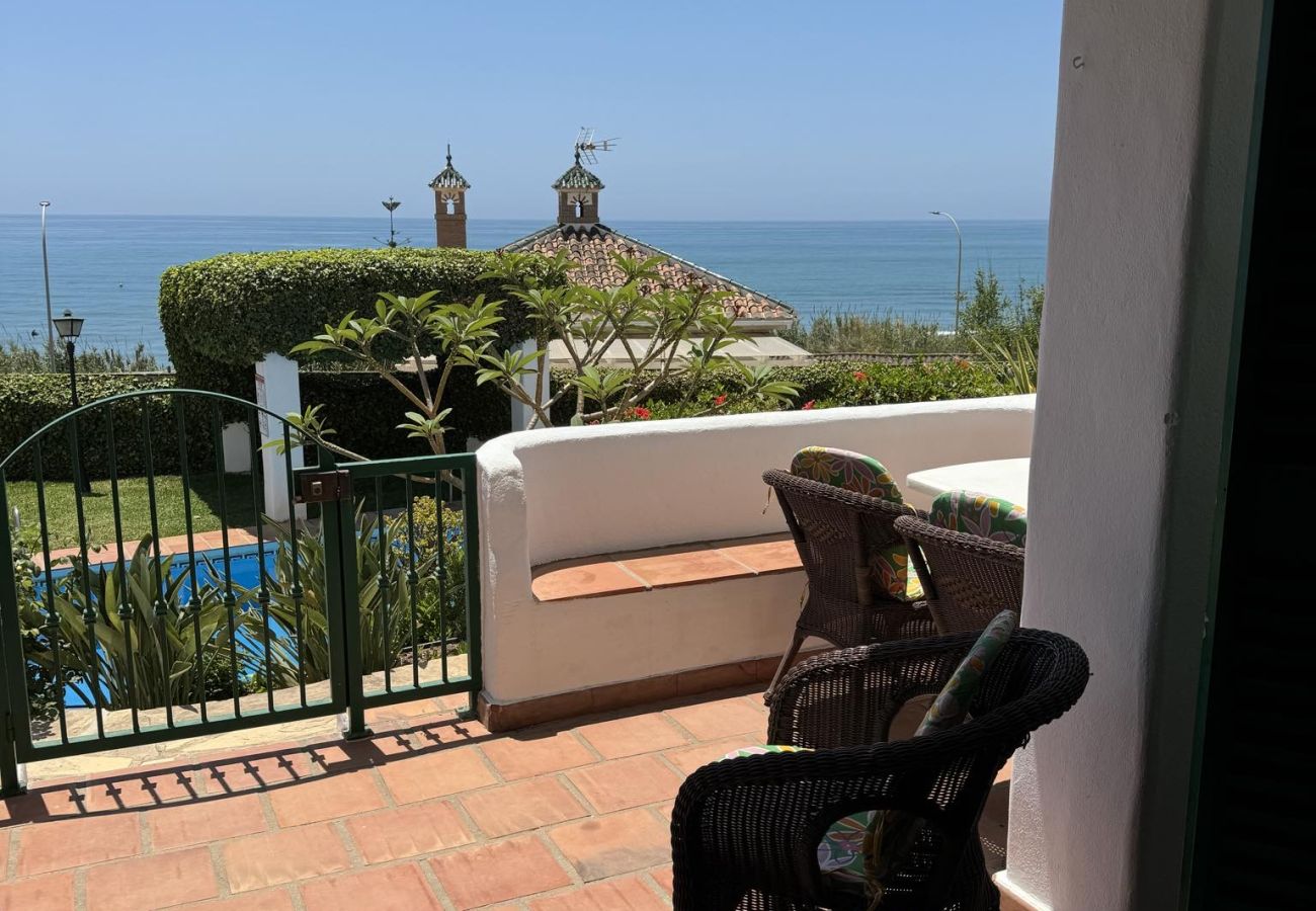 Casa adosada en Benajarafe - Casa con vista al mar en primera línea de playa, a pocos pasos de la piscina