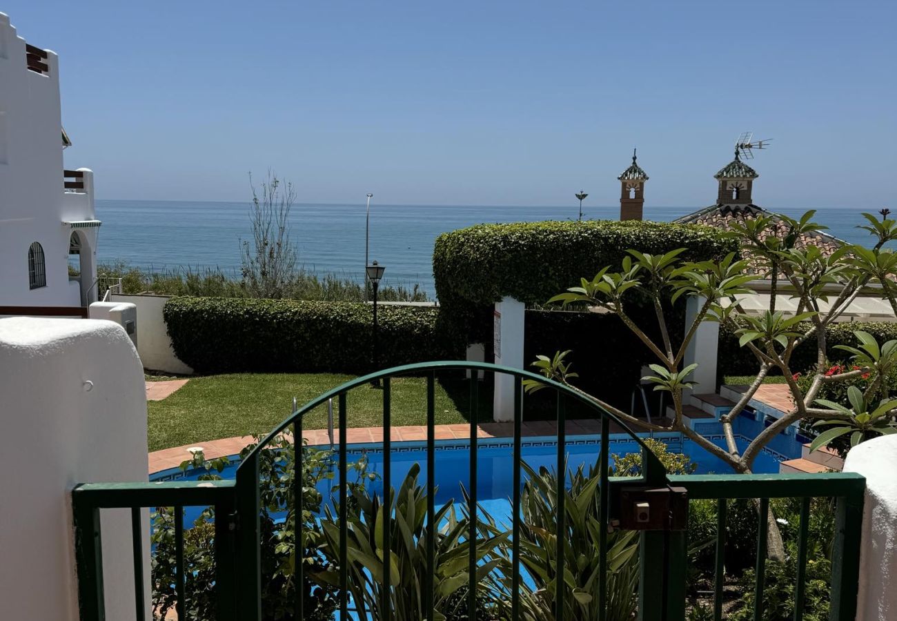 Casa adosada en Benajarafe - Casa con vista al mar en primera línea de playa, a pocos pasos de la piscina