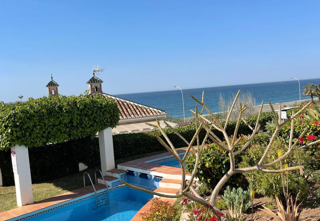 Casa adosada en Benajarafe - Casa con vista al mar en primera línea de playa, a pocos pasos de la piscina