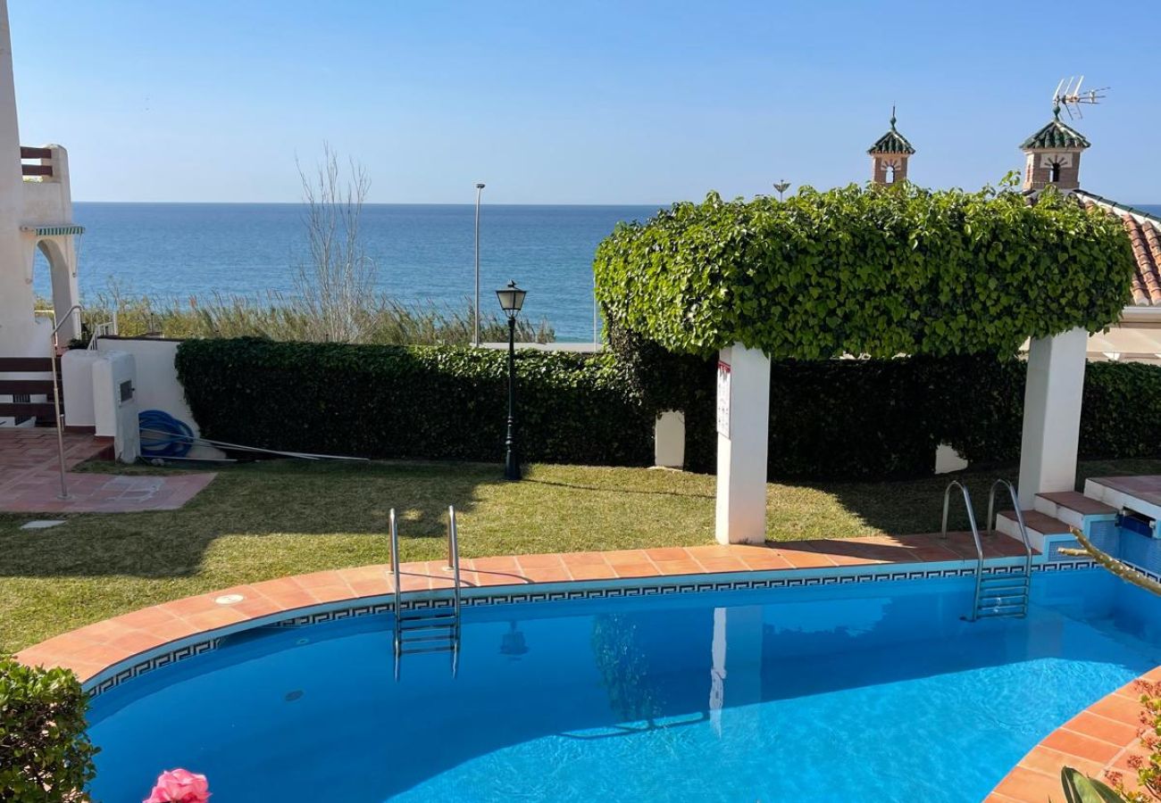 Casa adosada en Benajarafe - Casa con vista al mar en primera línea de playa, a pocos pasos de la piscina