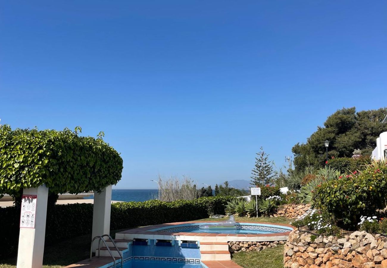 Casa adosada en Benajarafe - Casa con vista al mar en primera línea de playa, a pocos pasos de la piscina