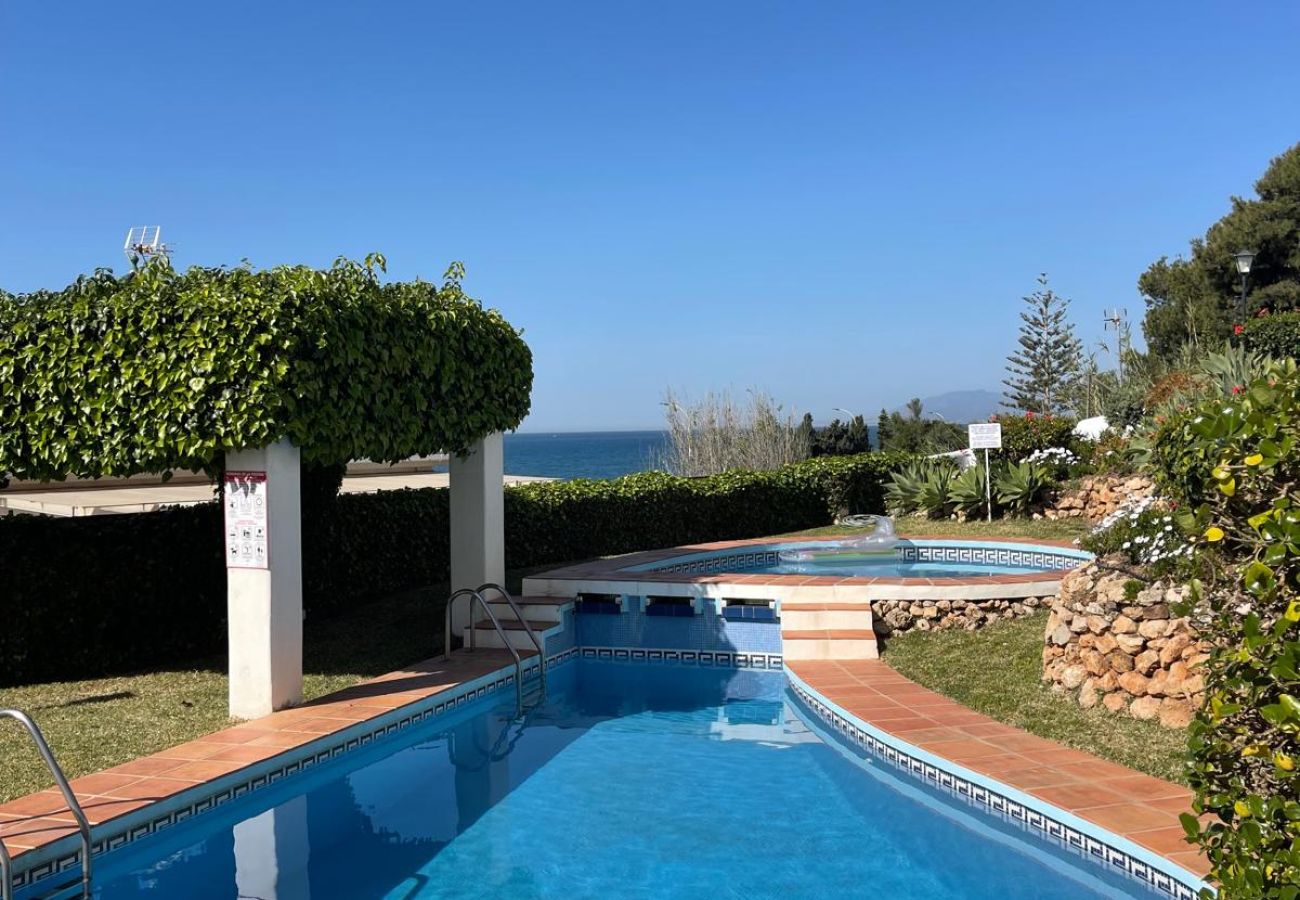 Casa adosada en Benajarafe - Casa con vista al mar en primera línea de playa, a pocos pasos de la piscina