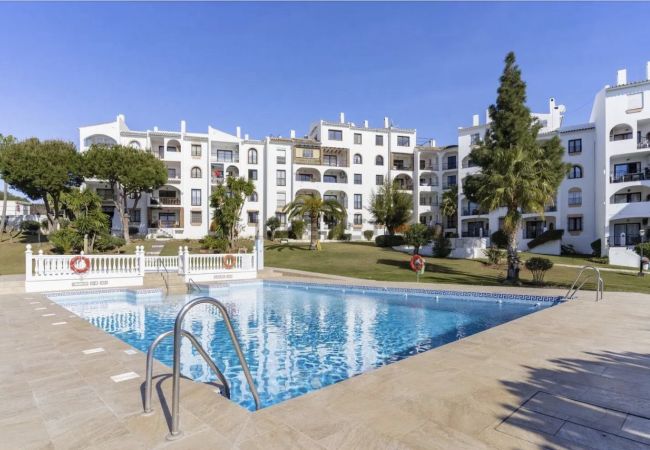 Apartamento en Mijas Costa - ¡UBICACIÓN EXCELENTE! ¡A pocos minutos caminando de la Playa, Club Deportivo, Restaurantes, Supermercados y más!