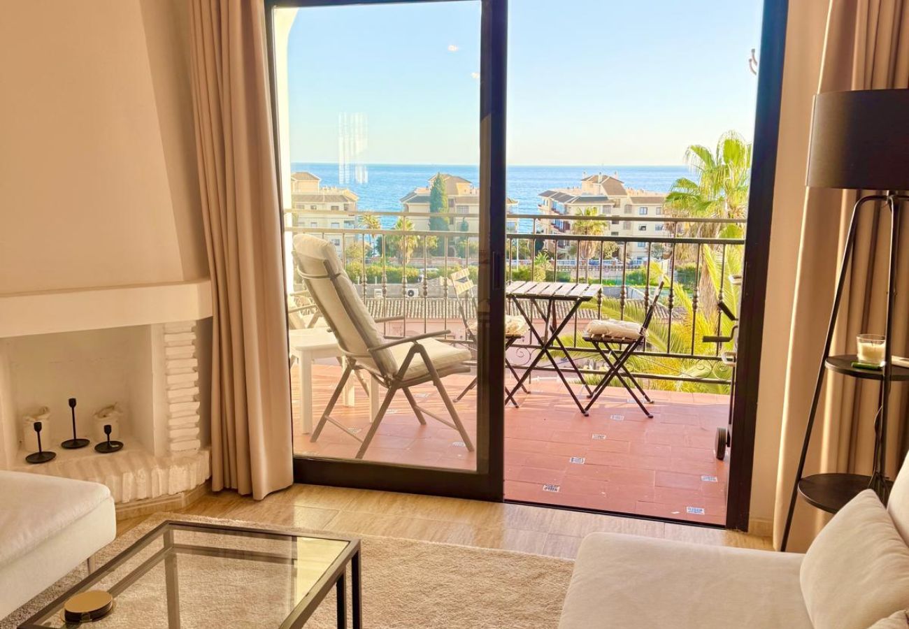 Apartamento en Mijas Costa - ¡UBICACIÓN EXCELENTE! ¡A pocos minutos caminando de la Playa, Club Deportivo, Restaurantes, Supermercados y más!