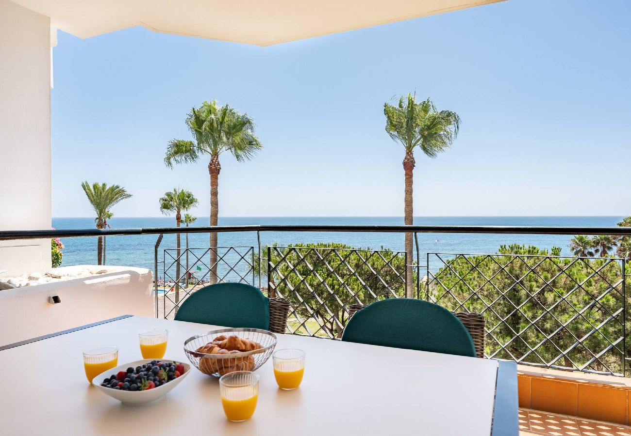 Apartment in Mijas Costa - Stylish first line beach apartment, great pool and snack bar