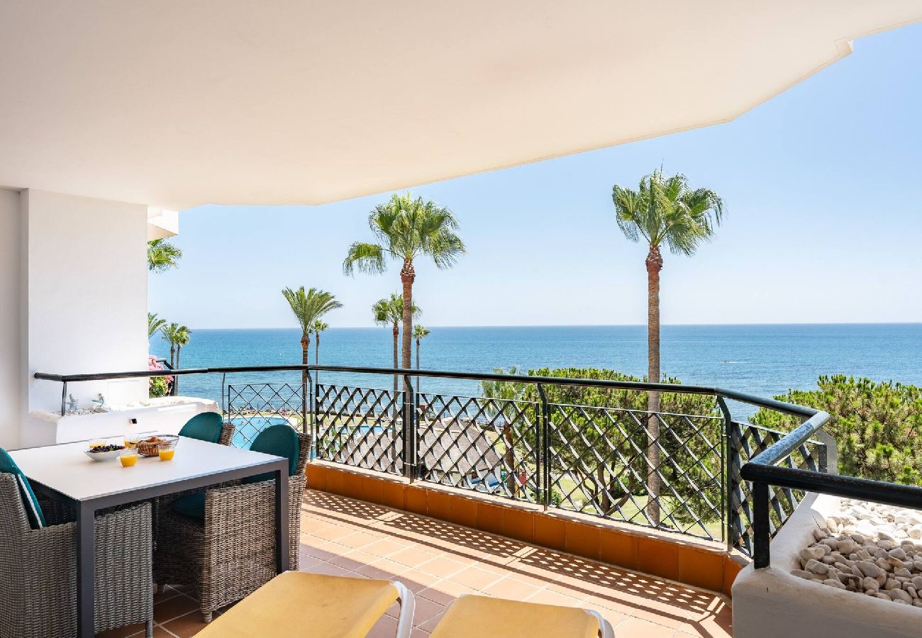 Apartment in Mijas Costa - Stylish first line beach apartment, great pool and snack bar