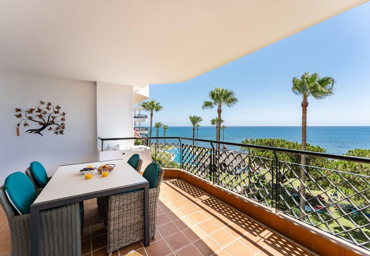 Apartment in Mijas Costa - Stylish first line beach apartment, great pool and snack bar