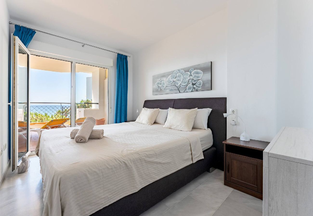 Apartment in Mijas Costa - Stylish first line beach apartment, great pool and snack bar