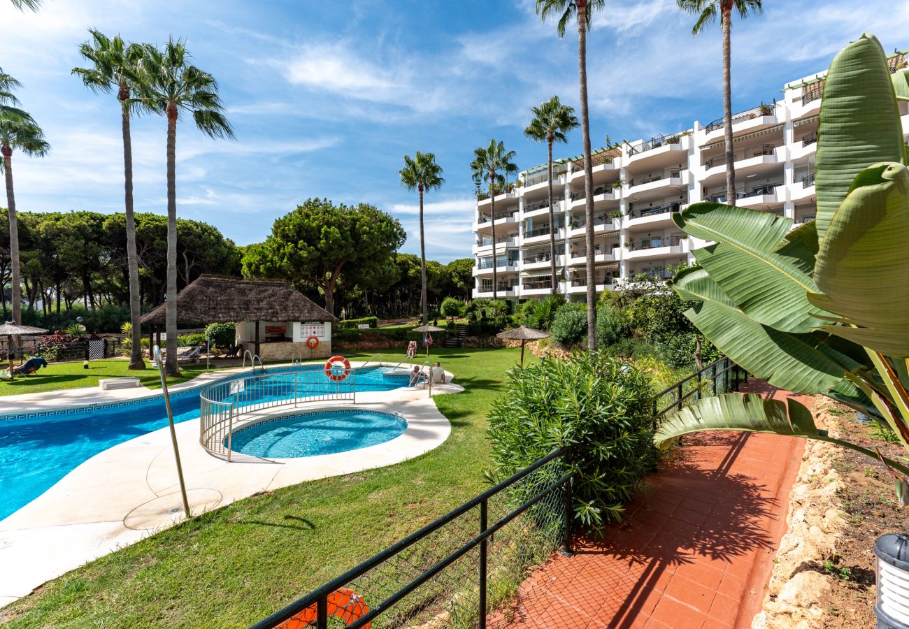 Apartment in Mijas Costa - Stylish first line beach apartment, great pool and snack bar