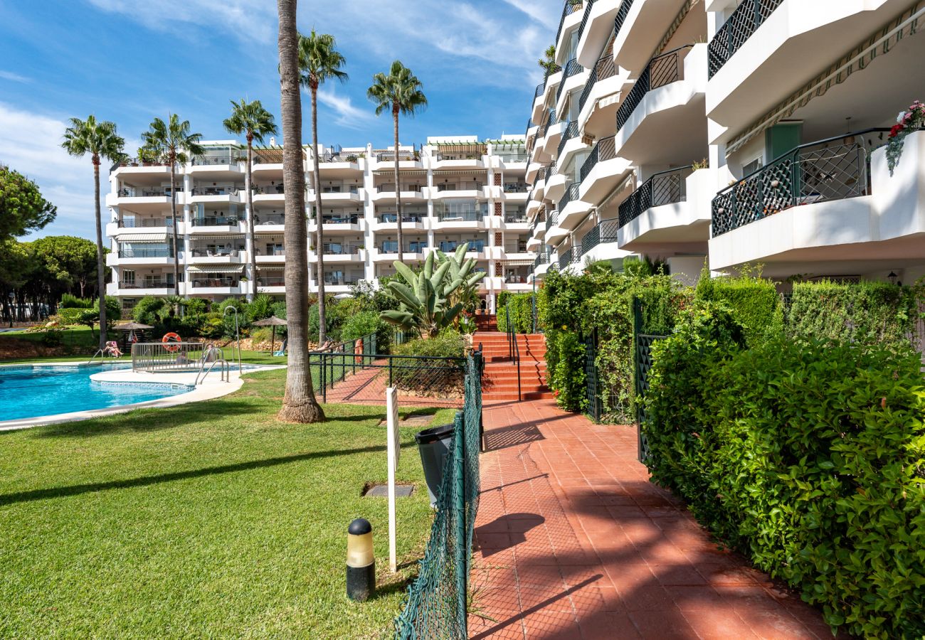 Apartment in Mijas Costa - Stylish first line beach apartment, great pool and snack bar