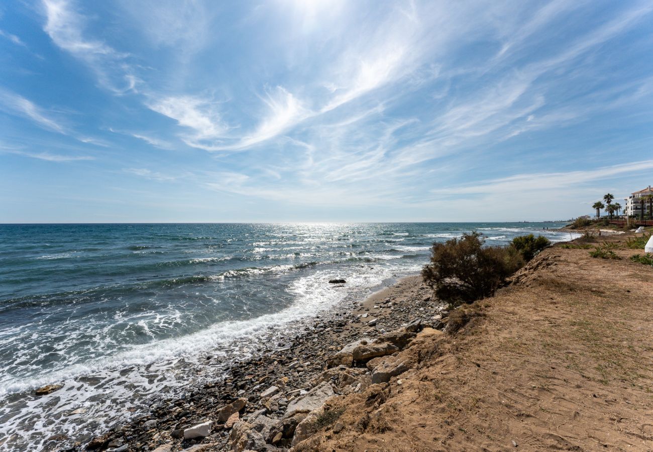 Apartment in Mijas Costa - Stylish first line beach apartment, great pool and snack bar