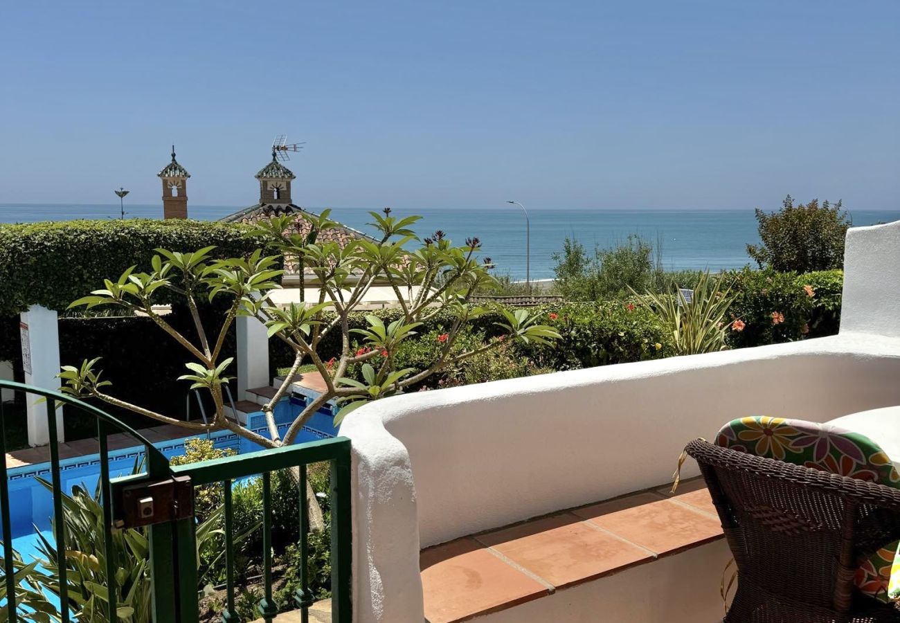 Townhouse in Benajarafe - House with sea view in first line beach, few steps to the pool