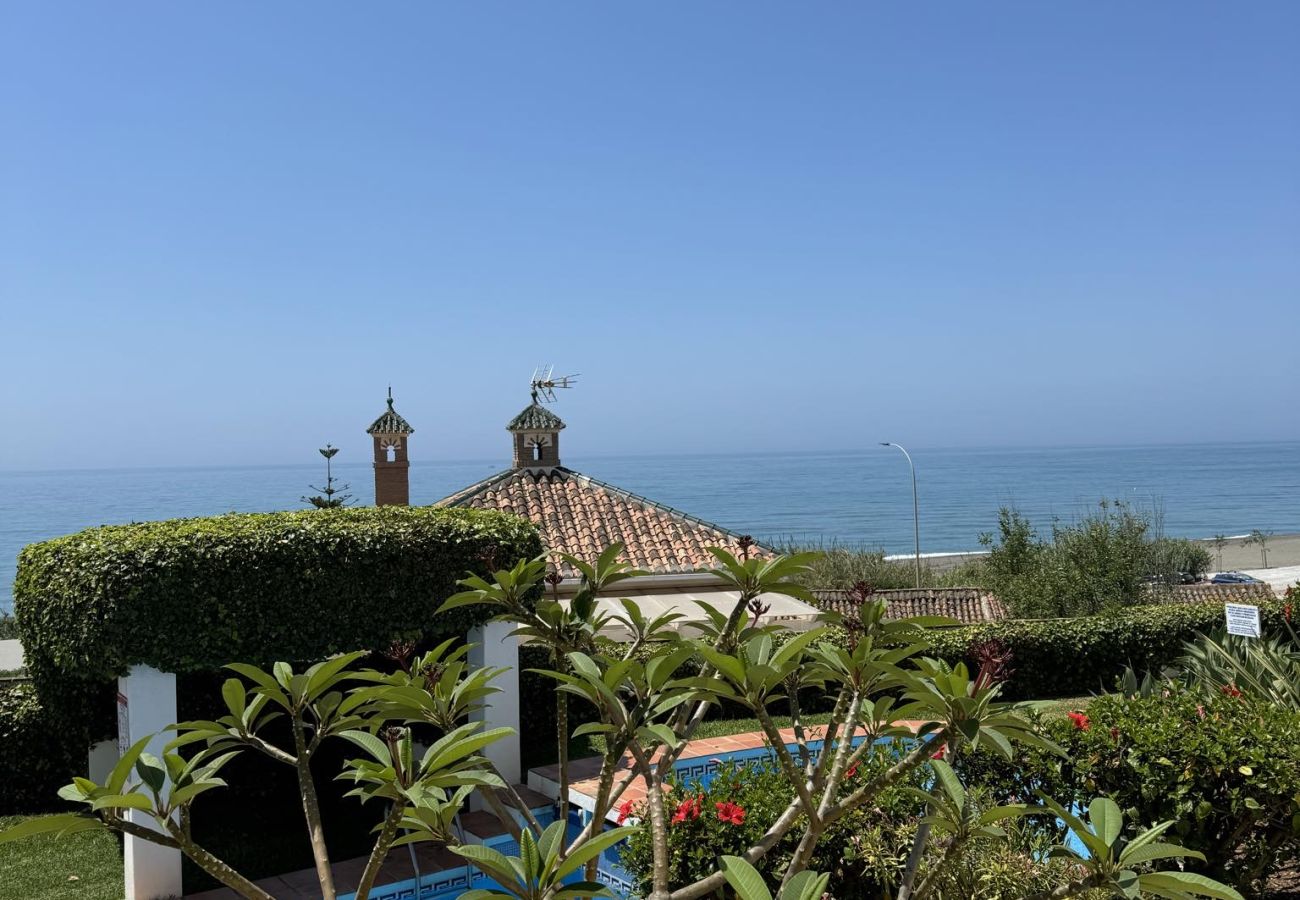 Townhouse in Benajarafe - House with sea view in first line beach, few steps to the pool