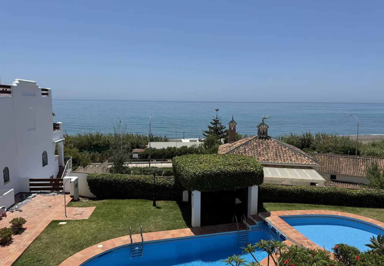 Townhouse in Benajarafe - House with sea view in first line beach, few steps to the pool